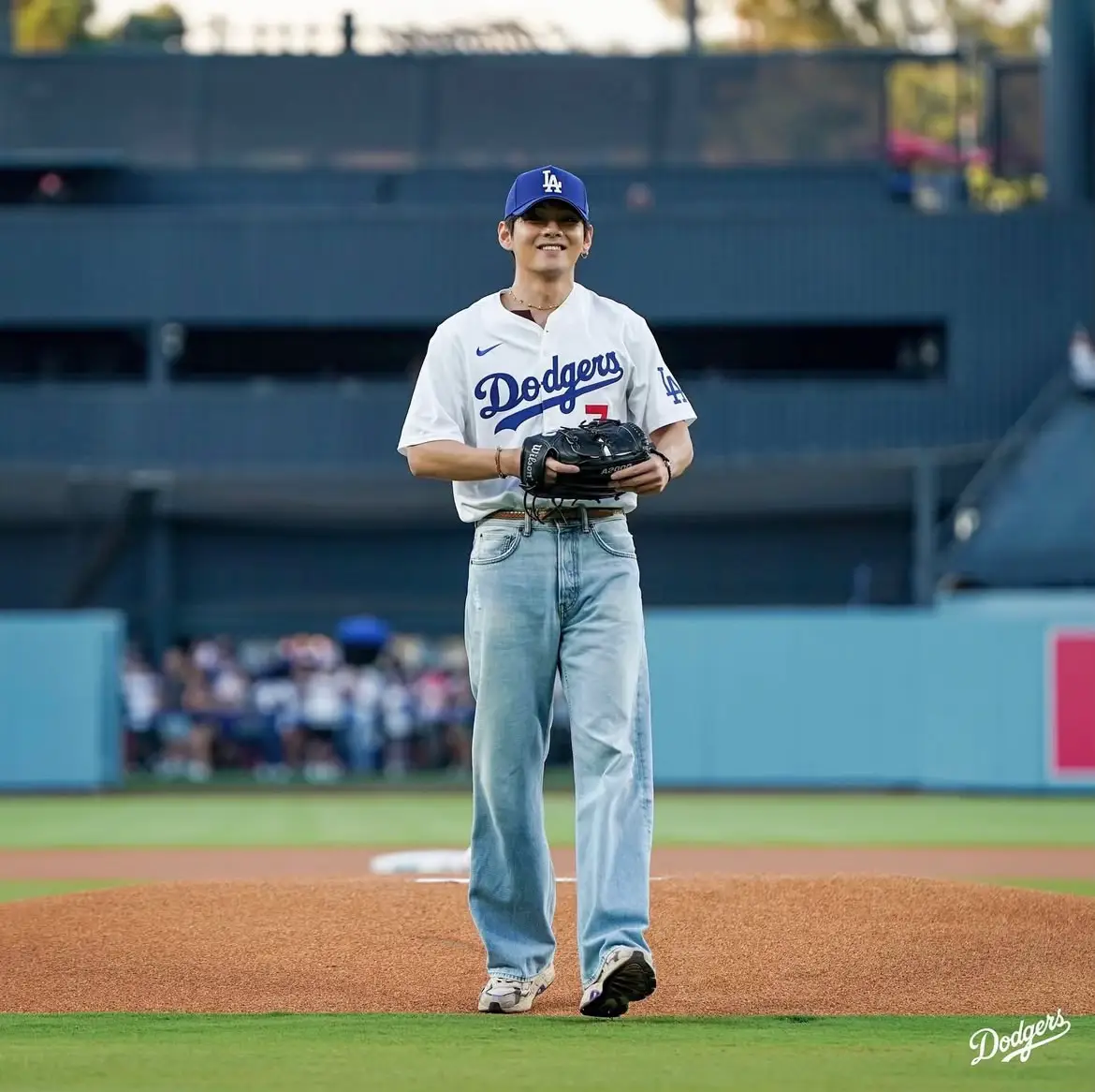 @wimsports: While gearing up for BTS’s highly-anticipated comeback, V took a break to step onto the field!  The K-pop star  recently threw the ceremonial first pitch for the Los Angeles Dodgers at Dodger Stadium, showing off his amazing skills and charming fans with his signature charisma!  📸 Dodgers/Instagram #BTS #V #taehyung 