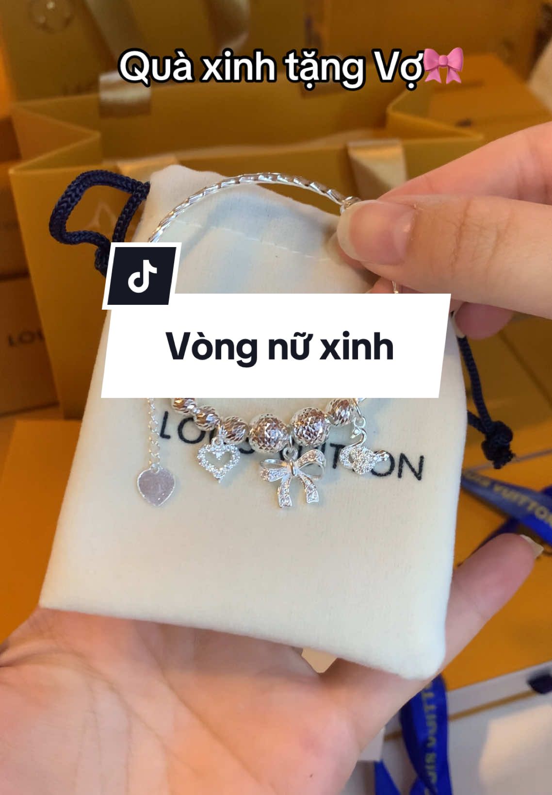 Mang quà về cho vợ🎀🎀🎀 #trangsuconline #quatangnguoiyeu #lenxuhuong #vongtaybac #vongbac #lactaynu #vongtaynu #vongtaynubac #vongtaynuxinh 
