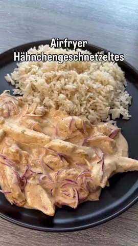 Hähnchengeschnetzeltes aus dem Airfryer Einfach & schnell zubereitet! 🤗 Zutaten: - 400 g Hähnchengeschnetzeltes - 1 rote Zwiebel - 250 ml Kochsahne 7% - 1 Pck Frischkäse Paprika - 100 ml Wasser - 1 EL Senf Zubereitung: Hähnchen mit Hähnchengewürz würzen und in den Airfryer geben. Alternativ mit Paprika, Salz und Pfeffer würzen. Zwiebel in feine Streifen schneiden und zum Fleisch dazugeben. Restliche Zutaten zu einer Soße verrühren und mit etwas Paprika, Salz und Pfeffer würzen und in den Airfryer gießen. Alles gut miteinander vermengen und bei 180 Grad Airfry für 30 Minuten garen. Dazu passt super Reis. #hähnchen #airfryer #geschnetzeltes #abnehmen #schnelleküche 
