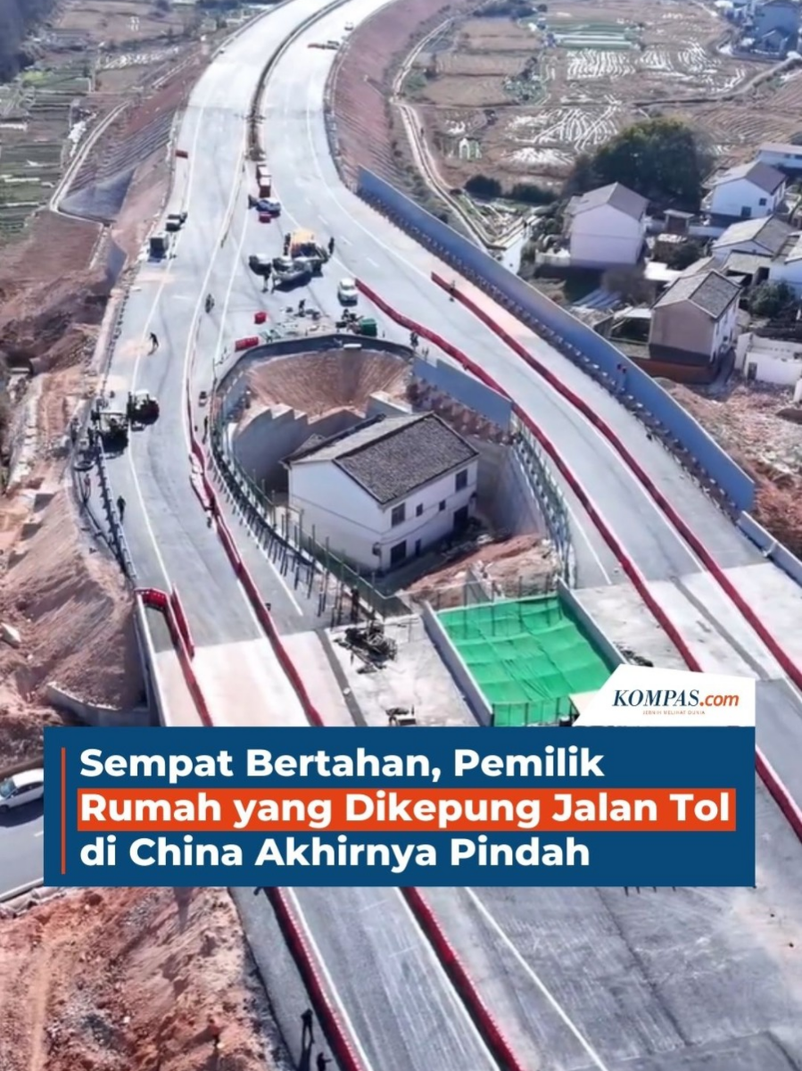 Setelah sempat bertahan meski rumahnya dikepung jalan tol, Huang Ping akhirnya meninggalkan kediamannya di Jinxi, Provinsi Jiangxi, China. Sebelumnya, ia menolak kompensasi relokasi sekitar 1,6 juta yuan (Rp 3,6 miliar) karena tidak setuju dengan skema pembayaran dua tahap.  Pemerintah pun tetap membangun jalan tol yang melingkari rumahnya, sehingga bangunan itu dikenal publik sebagai “Eye of Jinxi”. 🎥: IG @/mychinatrip, @/amazingtaishun Penulis: Intan Maharani Kreatif: Blanka Rahel Maretha Joanne Produser: Reza Kurnia Darmawan ~R #Tol #EyeofJinxi #China #Global ##voice
