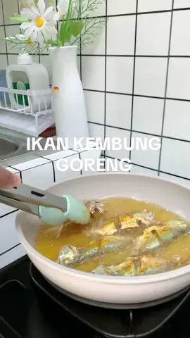 Pantes aja Bailuna suka, ikan kembung goreng kering juga jadi favorit anakku..  ini krna dapetnya ikan kembung yang kecil-kecil jadi aku goreng kering supaya ngga terlalu banyak durinya. #ikankembung #menusimple #dapurminimalis #dapursederhana 