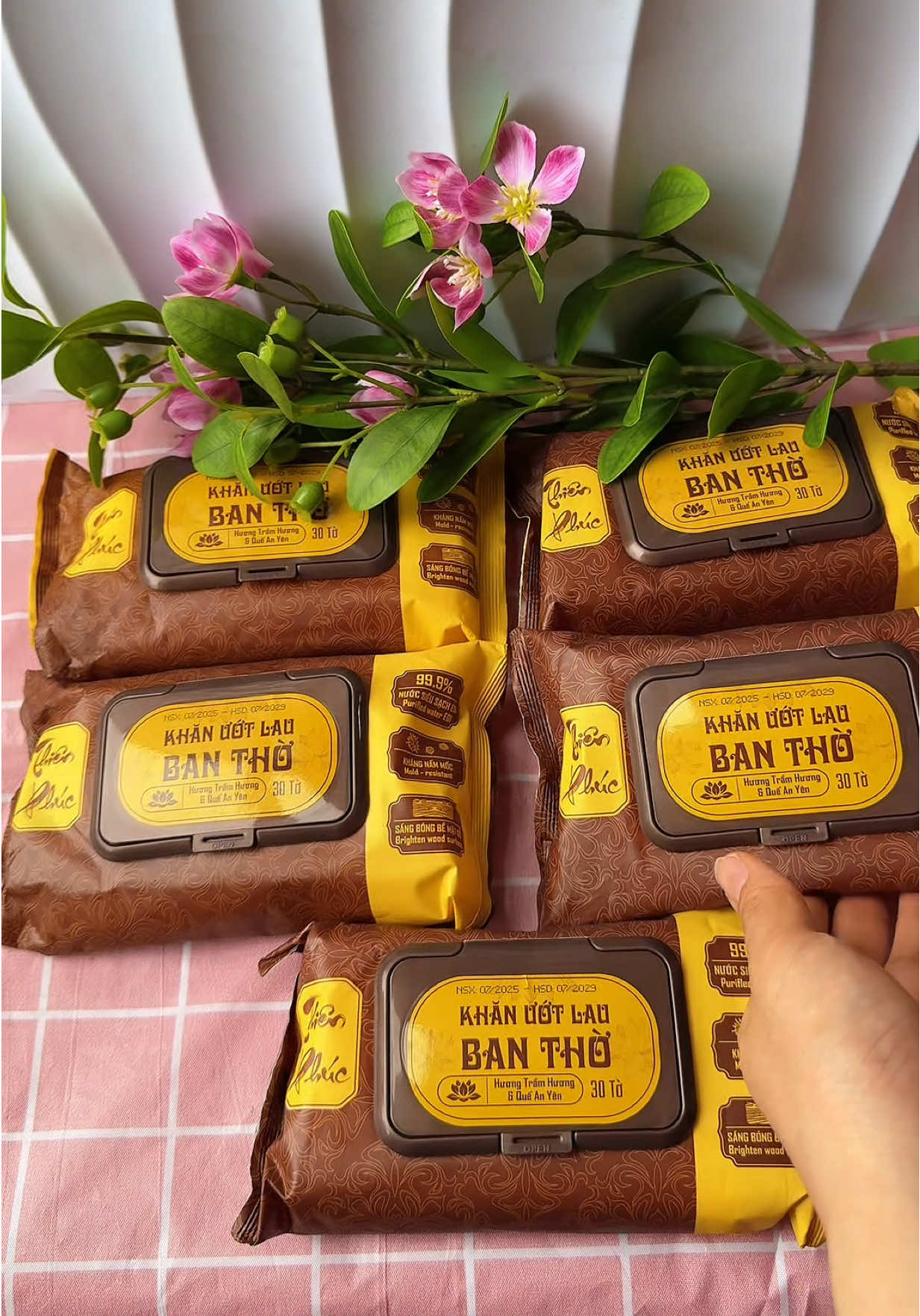 5 bịch khăn ướt lau ban thờ chỉ 60k . Lau vừa sạch vừa thơm mùi quế và trầm hương #co5giadung #khanuot #khanuotlaubantho #laudonbantho #thocung 