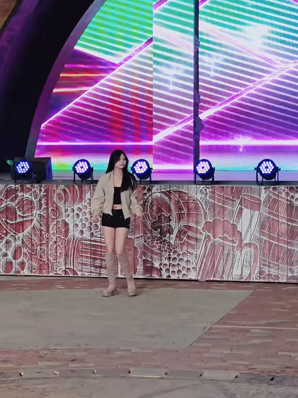 #退两步就上舞台了😅#天津欢乐谷 #随机舞蹈 #美女舞蹈 #游客视角