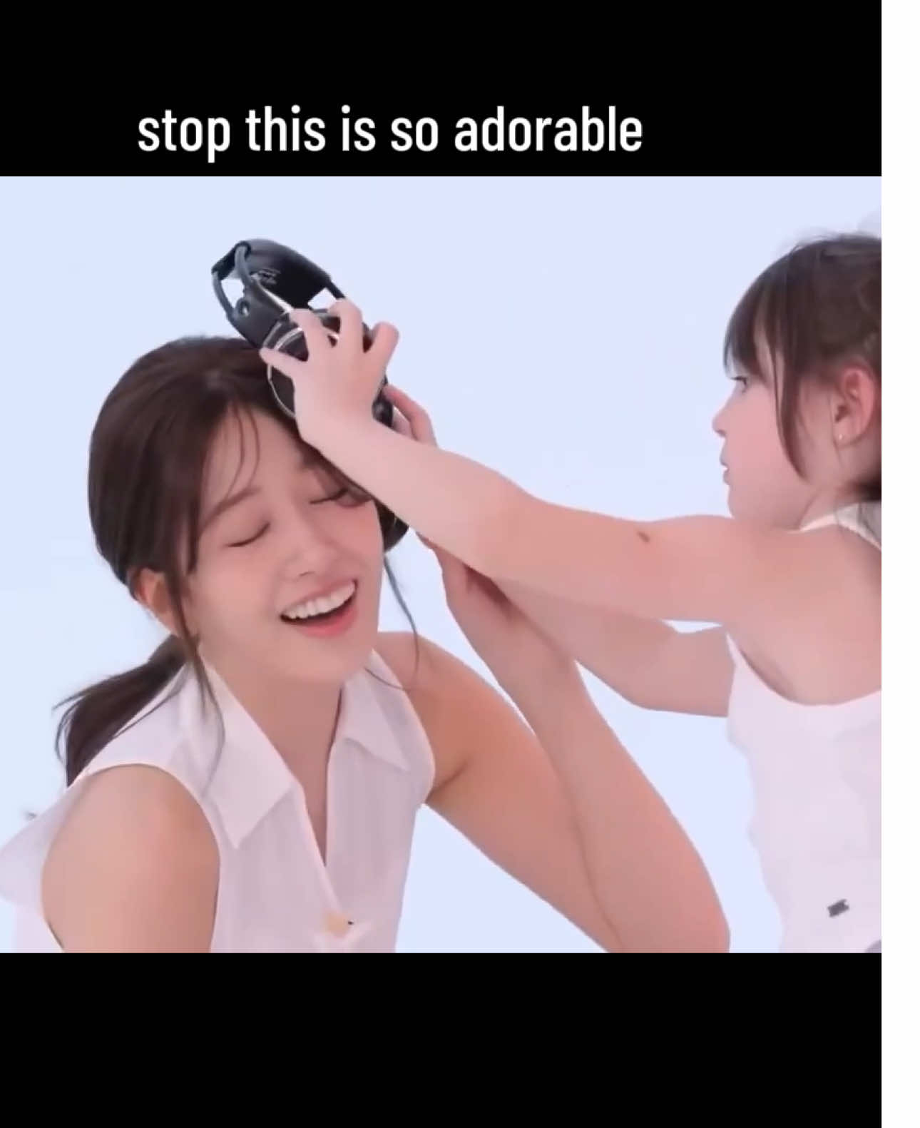 Yujin kneeling so she can look eye to eye with the kid 🥹 #anyujin #안유진 #iveyujin #yujin #ive 