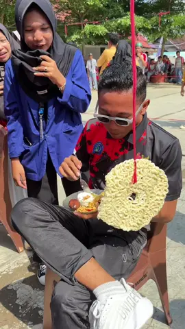 lomba makan kerupuk jumbo #lomba17agustus #lombamakankerupuk #seruseruan #fyp #viral 