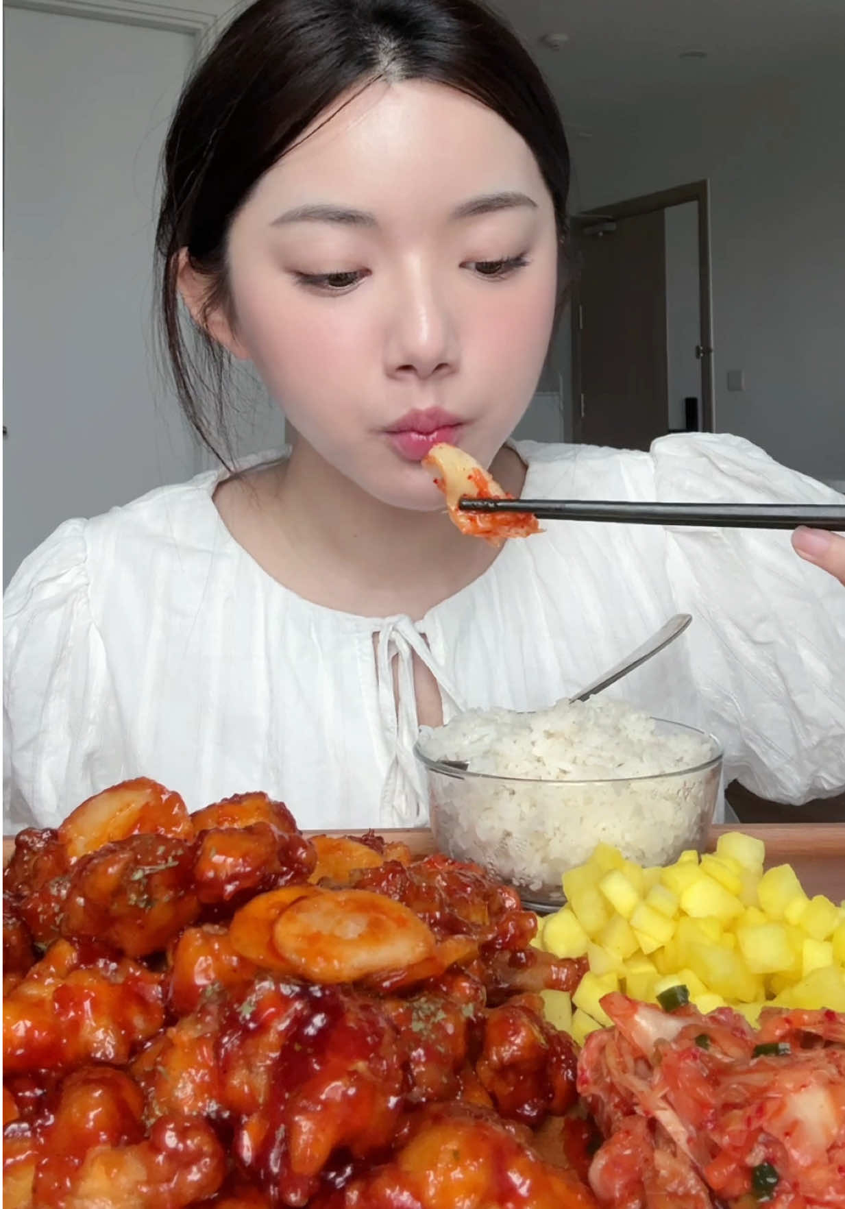Thèm cơm quáaa! Trời mưa gió ở nhà mukbang cơm nóng, gà sốt cay ngọt hết sạch bát cơm ạ😋 #mukbang #asmr 