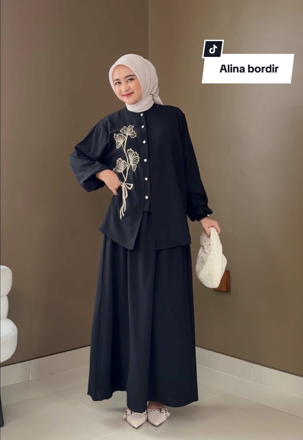 Aaaaa cakep banget kan oneset bordirnya😚, buat kalian pecinta setrok wajib punyaa sihh !!  . #melisasyari #melisa_syari_ #melisasyaricouple #melisasyarisetrok #setrok 
