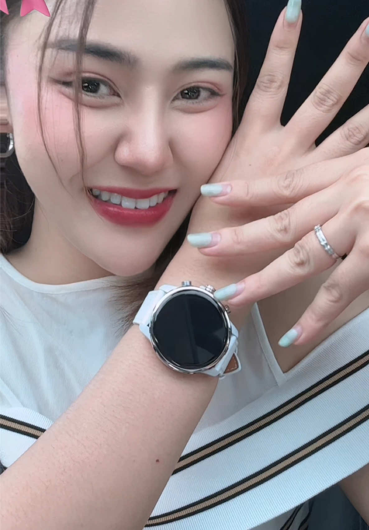 Kieslect Kr3  ❤️ตอบโจทย์ทุก lifestyle  มาพร้อมกับสายนาฬิกา 2 แบบ 2 สไตล์ แมทได้ได้ทุกลุค ดีไซน์หรูหรากรอบนาฬิกา Stainless Steel Bezel แข็งแรง ทนทาน  ❤️หน้าจอแบบ AMOLED ขนาด 1.5 นิ้ว คมชัด สีสันสดใส  📍GPS Dual-Band 6 เครือข่าย จับสัญญาณแรงขึ้น 480% และแม่นยำขึ้นถึง 30%    ❤️ฟังก์ชันการใช้งานครบครันเพียบ ไม่ว่าจะเป็น 👉🏻 Bluetooth Calling, การแจ้งเตือนโซเชียล, ควบคุมเพลง, โหมดกีฬามากถึง 178 ชนิด, การตรวจวัดสุขภาพตลอด 24 ชั่วโมง และฟีเจอร์อื่น ๆ อีกมากมาย  🛒 รุ่นนี้มีให้เลือกถึง 3 สี สีดำ ,สีขาว,สียีนส์ #kieslect  #kieslectkr3 #fashionsmartwatch #สมาร์ทวอท 
