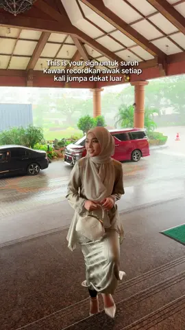 Cantiknya nian kurung ni 😍 Nampak flowy and selesa betul material!  #elzahary #kurungmoden #loosekurung #kurungsulam 