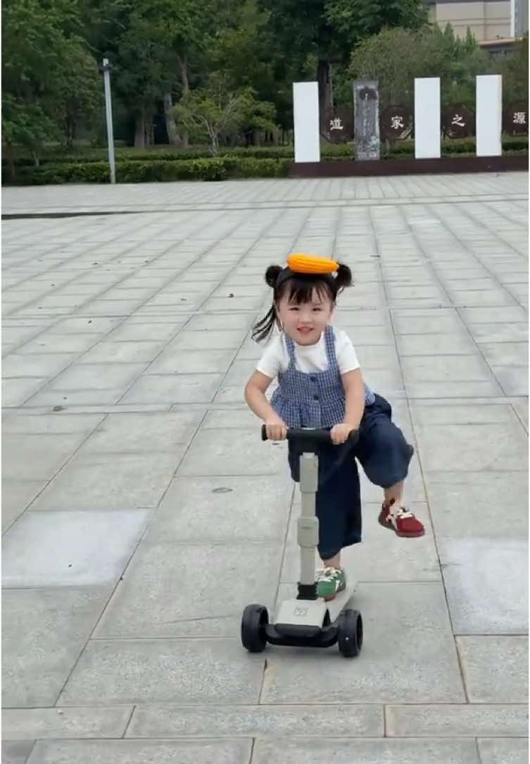 今天是元气满满的滑板女孩啦😂😂😂#萌娃#可爱#成長記録#孩子的快乐很简单#记录日常生活里的快乐瞬间