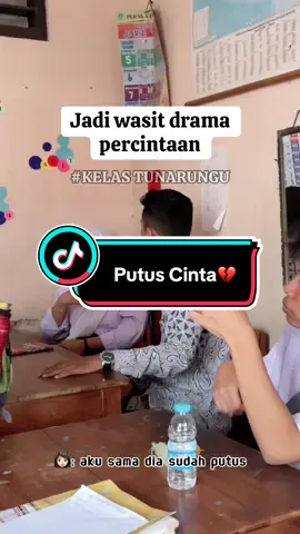 Lagi menenangkan 2 Murid yang marahan karena cemburu, tiba-tiba sadar, kalau memang bahasa patah hati itu universal. Bahkan dalam sunyi sekalipun💔❤️‍🩹 #TUNARUNGU #bahasaisyarat #GURU #murid #kisahcintadisekolah 