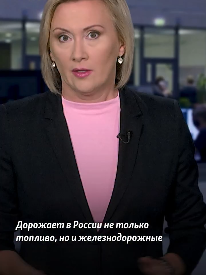 Цены на ж/д и авиабилеты в Крым выросли, а свободных мест практически нет. В сезон отпусков дефицит билетов и высокая стоимость создают проблемы для отдыхающих.