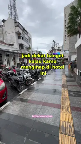 Kulineran di Braga Bandung jadi dekat banget kalau menginap di hotel ini nih guys!  Booking hotel nya lewat TikTok aja, caranya klik Tag Lokasi hijau di pojok kiri bawah video ini untuk klaim diskon & cashback nya yaaa🥰#staycationakhirpekan #bandung #bandunghits #braga #bragabandung 