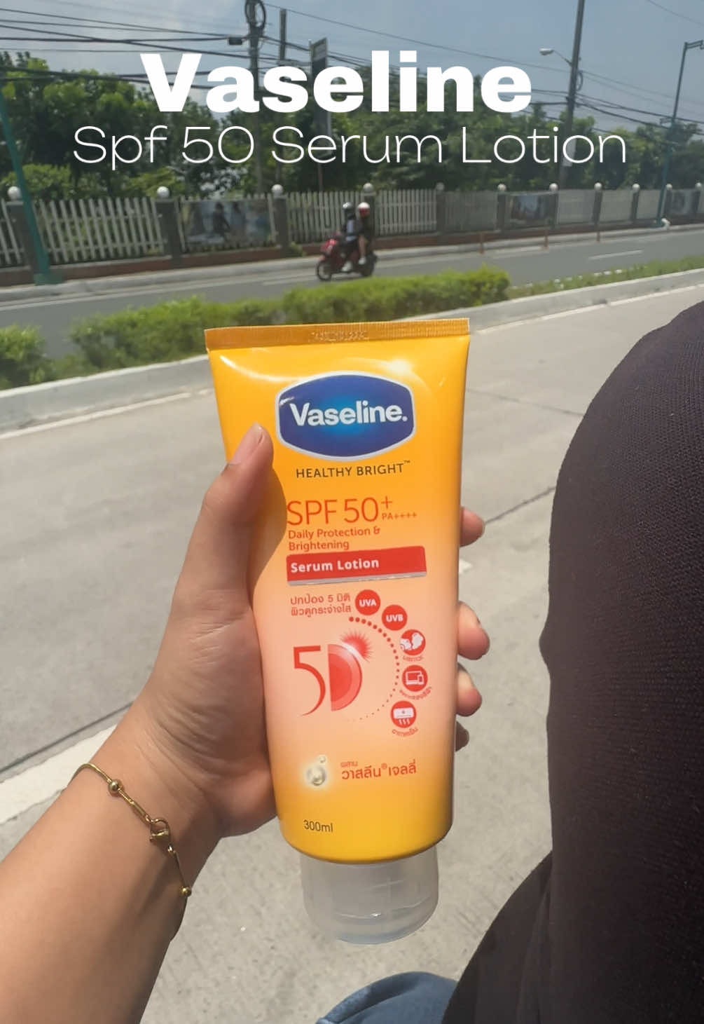 Kung nag ooral sunblock at sunscreen ka na rin naman. Sama mo na tong Vaselin Body Lotion with spf 50! Ede kumpleto na sun protection essentials natin 🥰 @Vaseline Philippines  #vaselinespf50  #sunprotectionlotion  #vaselinebodylotion  #sunprotectionessentials  #BeautyTok 