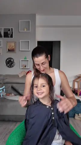 Elle est vraiment prête pour la rentrée 😭😭 C’est pas possible, elle est née hier… mon bébé imprévisible, ma petite guerrière, mon rayon de soleil ☀️ La maîtresse et l’ATSEM de cette année sont juste géniales, alors tout va bien se passer ahah 😝  #haircut #babyhairstyle #rentreescolaire #frange @RonanLeGofff ♥️ Spray démêlant : @ChristopheRobinOfficial  Brosse : @Olivia Garden Europe  Spray hair & skin odeur monoï : @Nuxe 