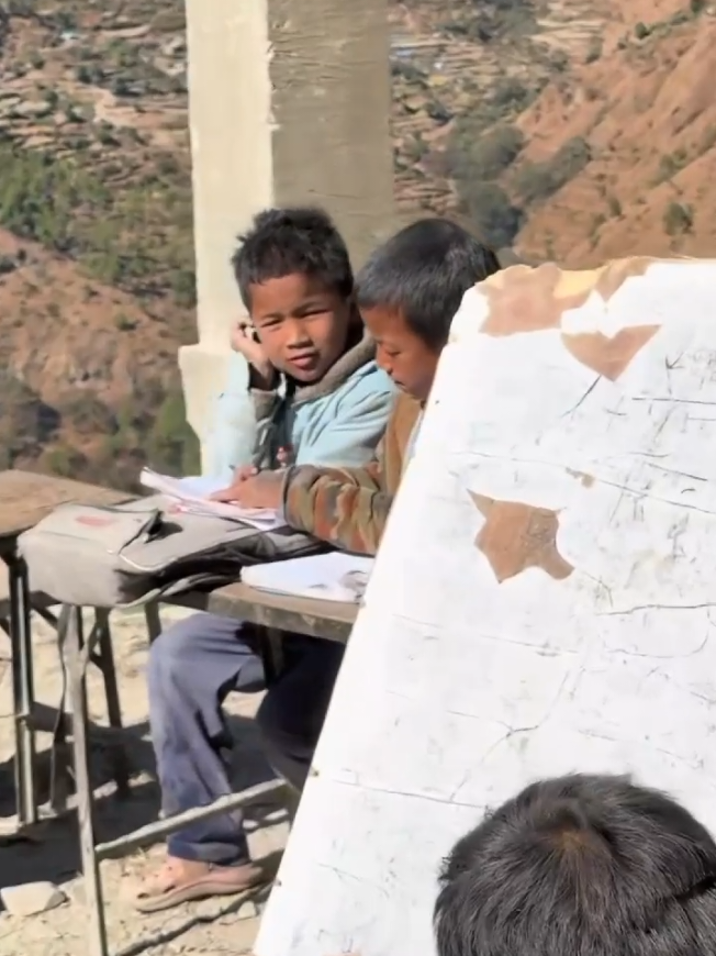 जुत्ता छैन, लुगा पुराना छन्  तर सपना भने चम्किला छन्।😇❤️ #humanity #children #childrendream #fyp #trending 