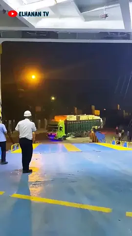 Detik-Detik Truck Panjang Naik Ke Atas Kapal #feedshorts #shorts #truck #kapal #penyeberangan