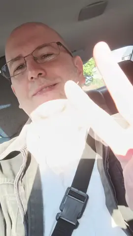 Haha so funny the sun half in my face this morning 😅✌️😎🦋🍀🌻❤️