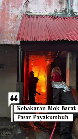 Detik-detik mencekam saat si Jago Merah melahap Blok Barat Pasar Payakumbuh, Selasa 25 Agustus 2025. Menurut informasi, ratusan petak toko dan lapak pkl diduga habis terbakar dalam kejadian yang diperkirakan terjadi sekitar pukul 05.06 WIB dinihari tadi. Belasan unit mobil Damkar se-Sumbar turut andil dalam menjinakkan api yang terus melahap pusat pertokoan yang ada di Pasar Payakumbuh. Hingga saat ini, belum ada keterangan resmi dari pihak berwenang atas kejadian ini. Namun untuk informasi lebih lanjut, segera diupdate. #SudutPayakumbuh #SudutMedia #Kebakaran #PasarPayakumbuh 