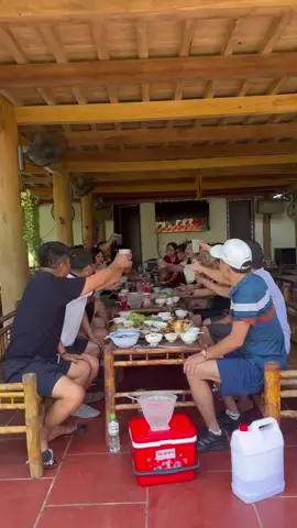 🍻✨ KHÁCH VUI HẾT MÌNH – BẢN XOÔI NHỘN NHỊP ✨🍻 Cuối tuần, Bản Xôi lại rộn ràng tiếng cười nói, ly bia cụng nhau chan chứa tình anh em, bạn bè. 🌿 Giữa không gian thiên nhiên trong lành, khách đoàn vừa thưởng thức những món ăn ngon đặc sản núi rừng, vừa cùng nhau nâng ly, trò chuyện hết mình. 🥘 Đặc sản gà đồi, cá nướng, lợn mán, rau rừng… cùng hương vị đậm đà, càng nhâm nhi càng thấy thân tình. 🍺 Một chút men say, một chút gió mát hồ Bản Xôi, cả nhóm quây quần tạo nên bữa tiệc đáng nhớ. 👉 Cảm ơn quý khách đã luôn tin tưởng và chọn Bản Xôi làm nơi tụ họp – ăn ngon, uống vui, gắn kết tình thân! 📌 Bản Xôi – điểm hẹn lý tưởng cho những cuộc gặp gỡ đầy ắp tiếng cười.