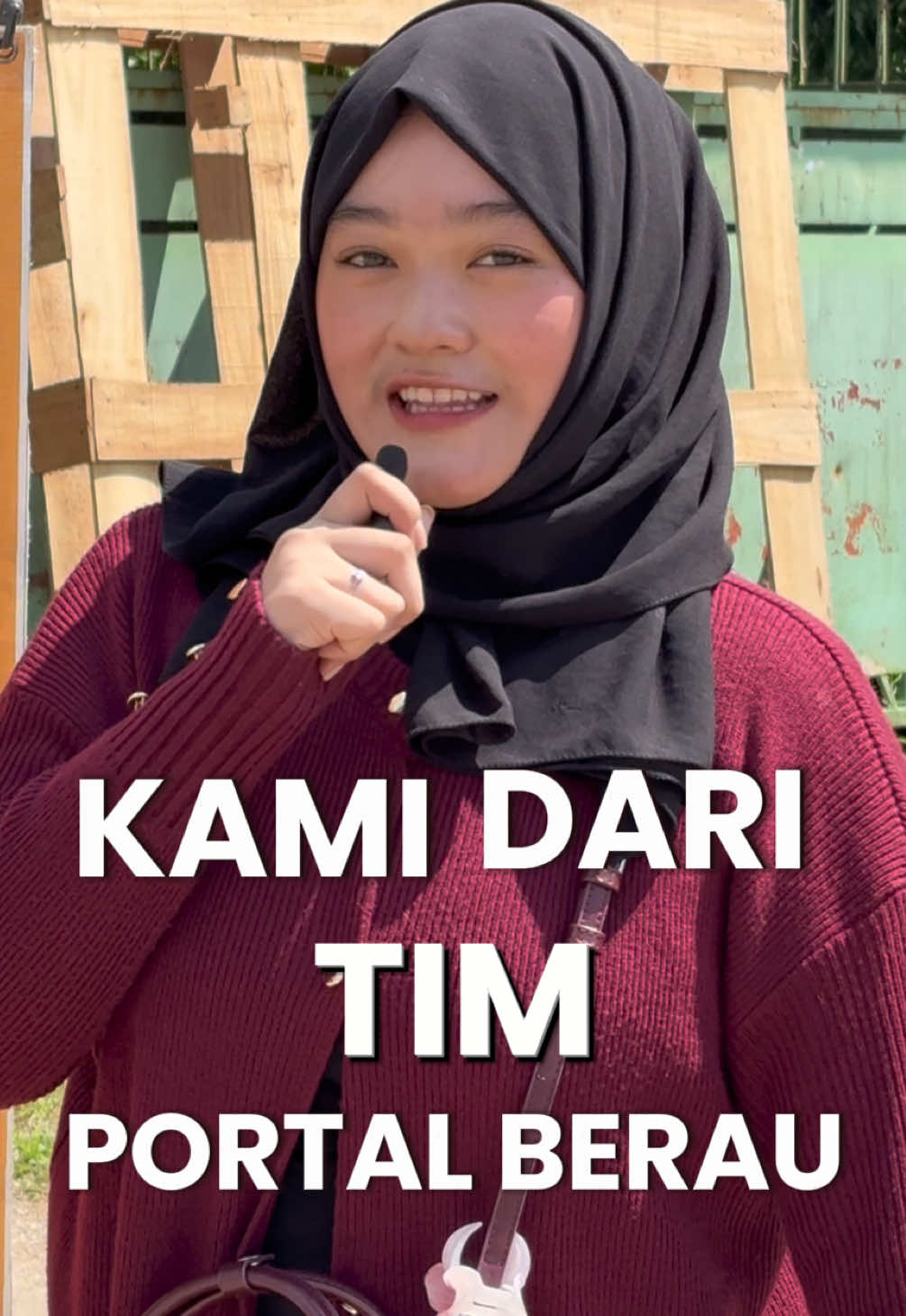 Halo teman teman Portal Berau👋🏻 Kali ini kami lagi berkunjung ke Booth Yasal Coffee nih! Salah satu UMKM Berau yang wajib kalian coba! Cocok banget di cuaca Berau yang super panas, kita cobain menu minuman dari Yasal Coffee nih! Jangan lupa mampir ke Booth nya ya. @yasalcoffe ( ig ) Open every day 📝 (kecuali minggu) 09.00-17.00 📍SPBU Bujangga Oiya Yasal Coffee juga punya Kedai loh ! penasaran kedai nya dimana? pantengin terus kami biar ga ketinggalan ya, see you 👋🏻