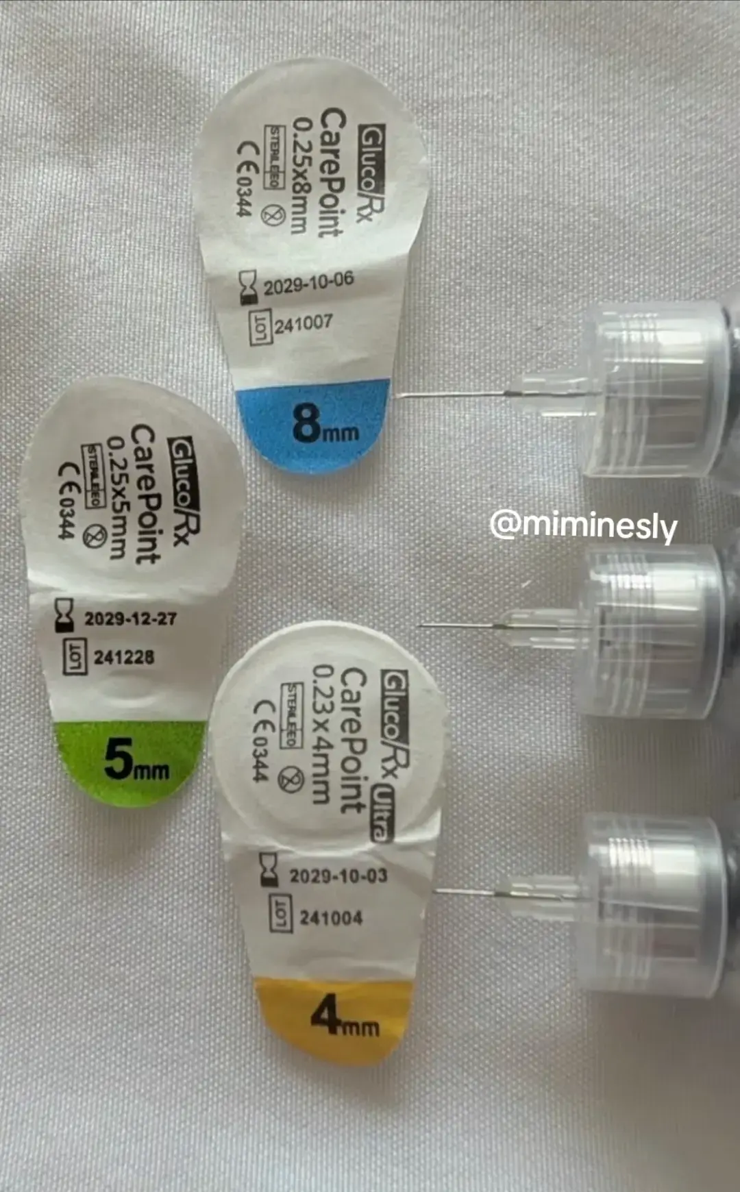 Il existe différentes tailles d’aiguilles, toutes compatibles avec les stylos type Mounjaro / insuline : 🔵 8 mm – plus longue, souvent utilisée pour les personnes avec plus de masse graisseuse. 🟢 5 mm – la plus répandue, simple d’utilisation et efficace. 🟡 4 mm – courte, idéale pour limiter les douleurs et éviter les injections trop profondes. 💉 Toutes ces aiguilles sont stériles, à usage unique et se vissent directement sur le stylo. 👉 Le choix dépend surtout de ton confort, de ta morphologie et des recommandations de ton médecin. ⚠️ Petit rappel : toujours changer d’aiguille à chaque injection. #Mounjaro #Tirzepatide #Injection #glp1  #PerteDePoids 
