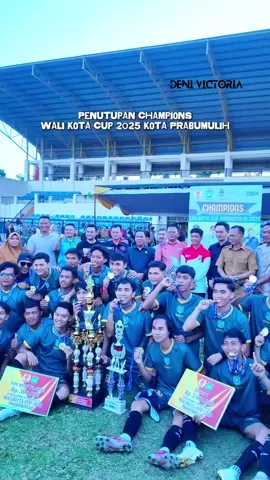 Pertandingan final yang berlangsung Senin sore, 25 Agustus 2025, di lapangan utama Stadion Prabumulih itu disaksikan langsung oleh Walikota Prabumulih, H Arlan, jajaran Forkopimda. Ketua DPRD Kota Prabumulih turut serta bersama ratusan masyarakat pecinta sepak bola menyaksikan duel seru antara Gelora FC Club dari Kelurahan Prabumulih vs Priska Jaya Club dari Kelurahan Karang Jaya. Duel seru kesebelasan berakhir seru dengan kemenangan 1:0 yang diraih oleh Gelora FC.  #prabumulih #denivictoria #konten #deniofficial 