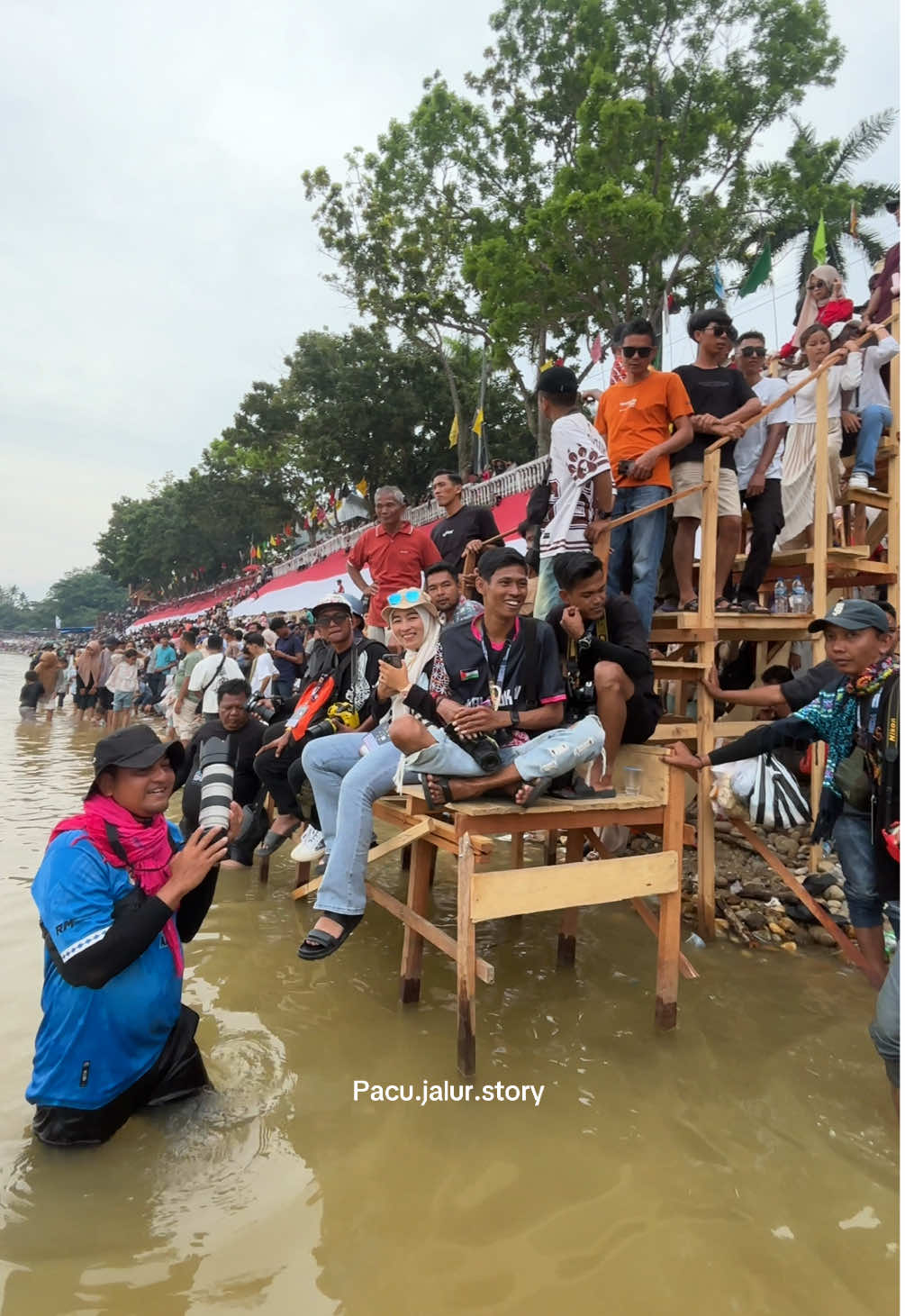 Tamu tamu dari luar negri, sangat antusias menonton pacu jalur. #aurafarming #pacujalur #aurafire #indonesia #pacujalur2025 