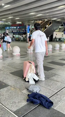 🚄✈️ Kaum jemand kennt diesen Platzspar-Test – probier’s jetzt aus!  Dein Koffer platzt schon vor der Reise? Mit unseren Vakuumbeuteln und der Mini-Pumpe schrumpfst du Kleidung in Sekunden auf ein Minimum.  💡 Ergebnis: doppelt so viel Platz, super easy im Zug oder Flugzeug, und selbst beim Security-Check musst du die Pumpe nicht rausnehmen.  👉 Hol dir jetzt dein Reise-Hack für mehr Ordnung & Freiheit! #platzsparhack #reisehack #urlaub2025 #packingtips #tiktokmademebuyit #reiseziele #travelhacks #kofferpacken #ordnungsliebe #minimalismus #smarttravel #flugreise #bahnhoflife #gadgetliebe