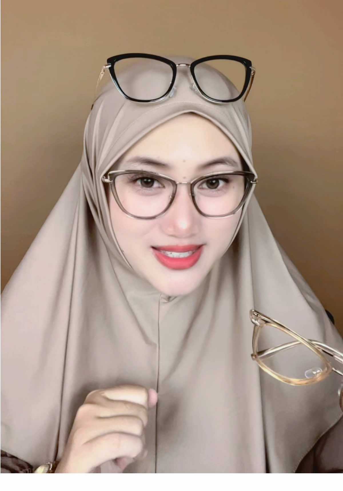 Kacamata cateye andalan aku nih 😍🤏🏻 #kacamata #kacamatacateye #kacamatamurah #kacamataphotocromic #promokacamata 