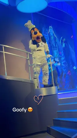 You think he knows he’s our favorite  💭 #goofy #disneyland #disneyadult #disneymom 