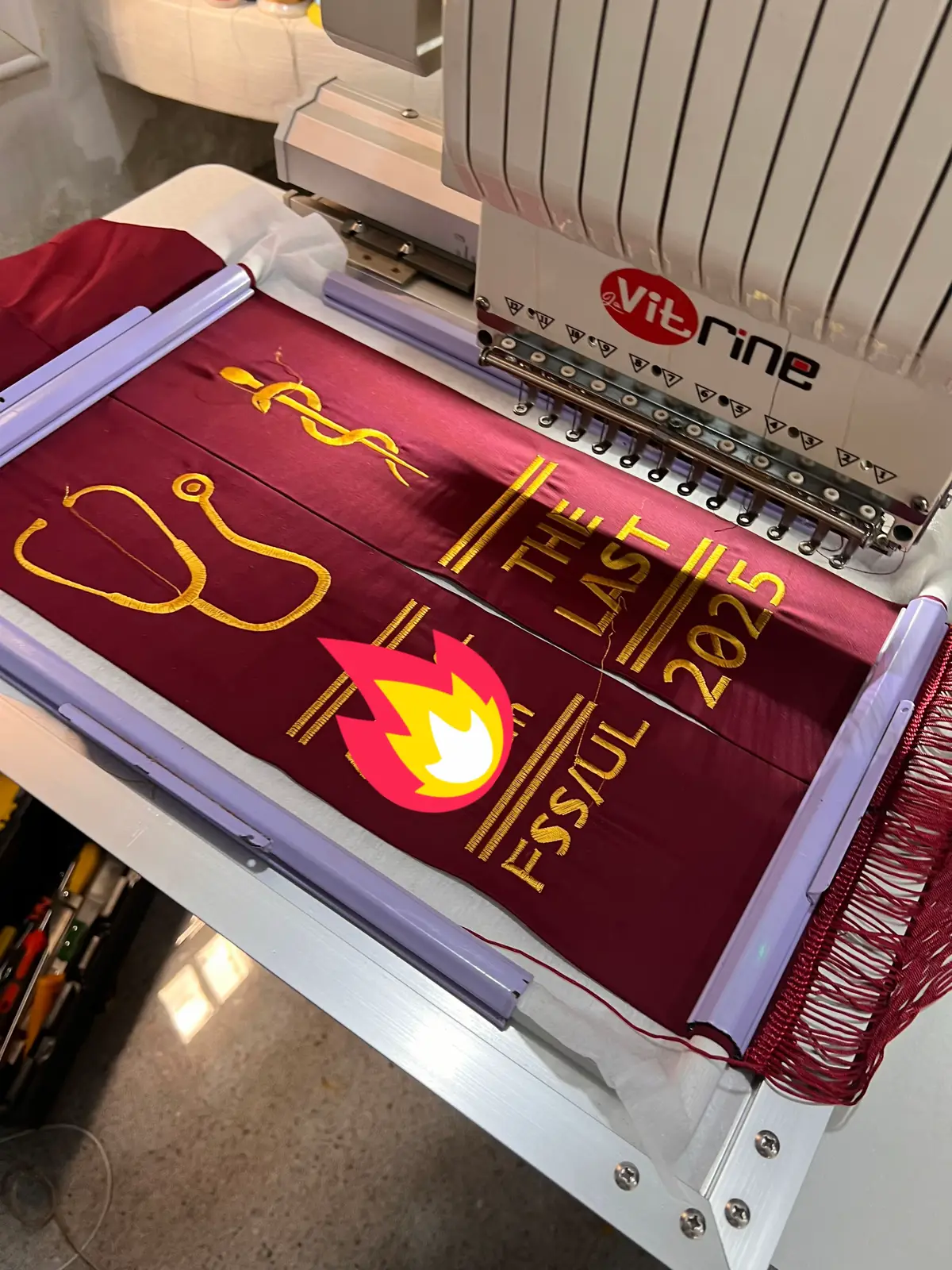 Nous personnalisons vos tenues, vêtements, avec de la broderie depuis le dessin jusqu’à la réalisation!