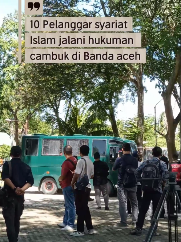 Sebanyak 10 pelanggar syariat Islam menjalani eksekusi uqubat camb*k di Taman Sari, Kecamatan Baiturrahman, Banda Aceh, Selasa (26/8/2025) pagi. 10 Terpidana tersebut terdiri atas 3 perempuan dan 7 laki-laki. Dalam eksekusi tersebut, dua terpidana kasus liwath, QH dan RA, dijatuhi hukuman 80 kali camb*k. Selain itu, dua pasangan terpidana zin*, yakni FM, AA, N, dan KH, masing-masing menerima hukuman 100 kali camb*k. Sementara itu, dua terpidana kasus khalwat, Y dan PB, menjalani hukuman camb*k sebanyak 8 dan 6 kali. Sedangkan dua pelanggar maisir (jud* onlin*), MAA dan SD, dieksekusi dengan hukuman 10 dan 19 kali camb*k. Baca selengkapnya di https://theacehpost.com/ atau klik link di profil. #bandaaceh #masukberanda #beritaaceh #fyp #fypシ゚viral 