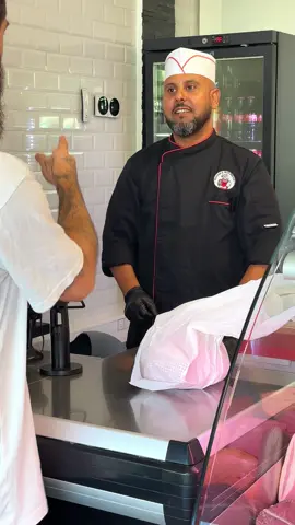 💸 Un petit calcul rapide… ou un petit tour de magie ? 😅 Chez nous, même les échanges entre clients et bouchers peuvent donner mal à la tête 🤯😂 Pas d’inquiétude, à la Boucherie Mas Drevon, on ne joue pas avec vos sous… mais on joue avec la bonne humeur ✨ 👉 Venez rencontrer nos bouchers, on vous promet de la viande halal de qualité, et parfois même un peu de magie dans l’air 🥩🪄 #BoucherieMasDrevon #Montpellier #ViandeHalal #HumourTikTok #TourDeMagie #MostafaLeBoss #ToujoursLaBonneViande
