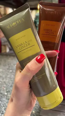 💛 Vanilla & Ginger – tonifiant, pentru zilele în care ai nevoie de energie și prospețime. 🧡 Amber & Argan – regenerant, pentru momentele când vrei să-ți răsfeți pielea și simțurile. ✨ Două arome irezistibile, același ritual de duș care te face să te simți specială încă de dimineață. Nu sunt doar geluri de duș, sunt ca o picătură de parfum pe pielea ta! 💫 💬 Care dintre ele crezi că ți s-ar potrivi mai mult?#creatorinsight #viralvideo 