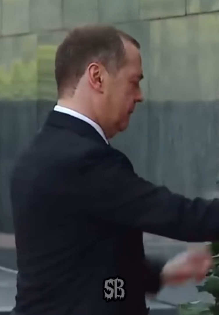 Thấy anh ấy vậy thôi chứ đến VN là thành boy ngại ngùng ngay #medvedev #russia #vietnam #trending #fyp 