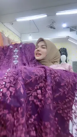 Gamis Full Brukat Maudy cutting-nya pas di badan! Bahannya lembut, mewah dan elegan. Cocok untuk berbagai acara.