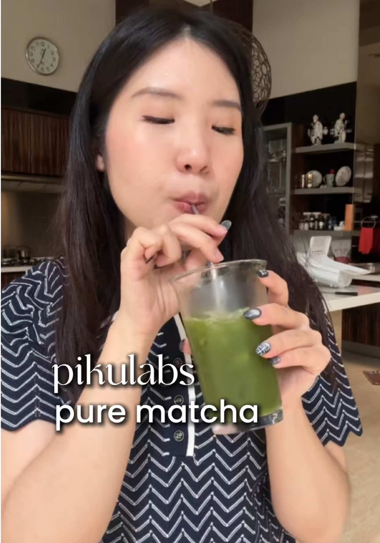 Rahasia kulit glowing & metabolisme lancar? Cuma dengan pure matcha tanpa tambahan apapun! 🍵✨ Sejak rutin coba dari Pikulabs, bener-bener kerasa sehat dari dalam💚 ✅ Meredakan jerawat ✅ Badan terasa lebih ringan ✅ Mood & energi stabil seharian Yuk cobain juga dan rasain manfaatnya! 💚 #purematcha #matcha #manfaatmatcha #matchauntukkulit #matchapowder #matchalover #bubukmatcha #pikulabsmatcha #pikulabs #matcharecipe 