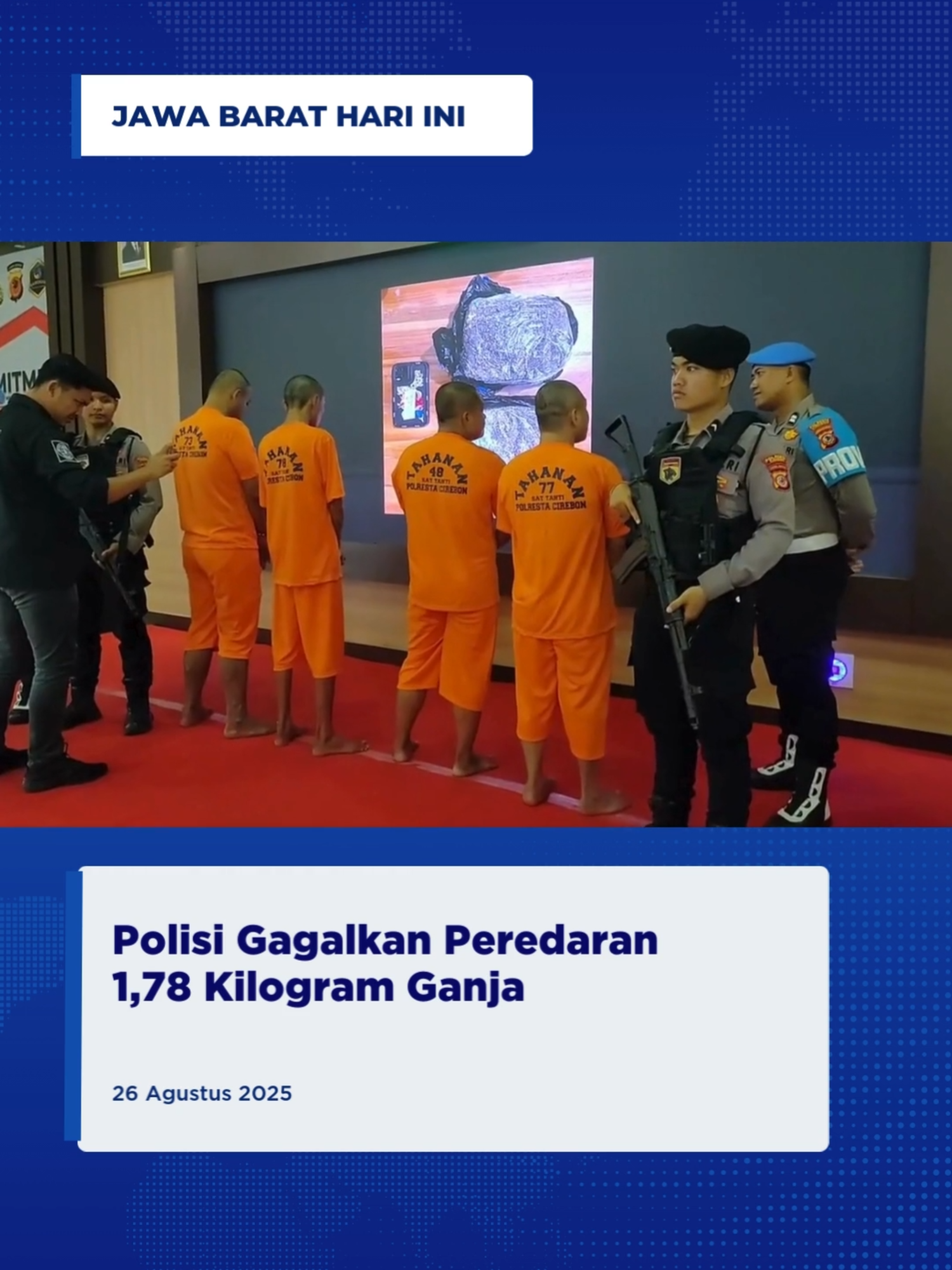 Cirebon – Satuan Reserse Narkoba Polresta Cirebon, Jawa Barat, menggagalkan peredaran narkoba jenis ganja seberat 1,78 kilogram dari empat pelaku. Barang haram tersebut rencananya akan diedarkan di kawasan Watubela, Kabupaten Cirebon. Inilah ganja seberat 1,78 kilogram yang dibungkus plastik hitam. Barang bukti ini berhasil diamankan petugas Satuan Reserse Narkoba Polresta Cirebon. Narkoba jenis ganja kering ini diedarkan melalui sistem tempel atau map di kawasan Watubela, Kabupaten Cirebon. Polisi meringkus empat pelaku yang diduga terlibat dalam jaringan peredaran ini. Dari hasil pemeriksaan, para pelaku mengaku mendapatkan ganja dari wilayah Bandung untuk kemudian diedarkan di Cirebon. Masing-masing pelaku memiliki peran berbeda, mulai dari melinting ganja hingga menempelkan paket di lokasi yang sudah ditentukan. Atas perbuatannya, para pelaku dijerat Undang-Undang Narkotika dan terancam hukuman maksimal 20 tahun penjara. “Jadi mereka untuk mengedarkan ganja baru kali ini, tetapi ada satu berinisial M-A-P yang sebelumnya pernah dihukum dalam kasus peredaran obat-obatan keras dan sabu” Ujar Kombes Pol Sumarni, Kapolresta Cirebon. [Sumber: Makmur Hamdallah] #TVRI #TVRIJawaBarat #TVRIJabar #MediaPemersatuBangsa