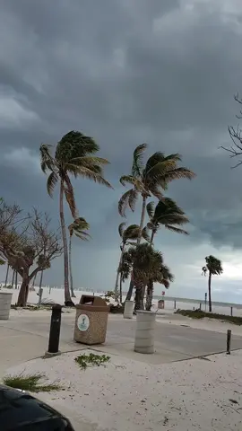 #asies #Florida #estasoleado#yderepente#sevienelalluvia 
