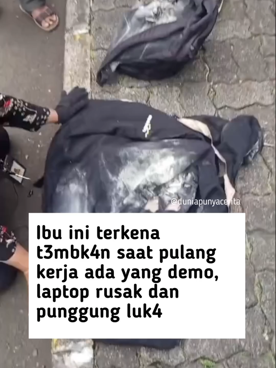 Viral video memperlihatkan seorang ibu yang baru pulang bekerja menjadi korban saat demo DPR. Punggungnya terkena t3mb*k4n yang membuat jaket dan tas bolong. Senin, (25/8/2025). Anaknya menjelaskan, meski lokasi ibunya masih cukup jauh dari Gedung DPR, sang ibu tetap terkena t3mb*k4n. Ia mengecam keras pelaku yang telah m*n3mb4k ibunya hingga kesakitan dan menangis di pinggir jalan tanpa ada yang membantu. Akibat insiden itu, motor dan laptop ibunya rusak, sementara punggungnya terasa nyeri, panas, dan b3rd*r4h. Sang anak mengecam keras pelaku yang membuat ibunya kesakitan di pinggir jalan tanpa ada yang menolong. Meski banyak orang di sekitar lokasi, para pendemo hanya melihat dan merekam kejadian tersebut. Kondisi di dekat Gedung DPR masih r1cvh sehingga korban belum bisa pulang saat itu. 📄 Tiktok/antaranews from: mrtptr_d