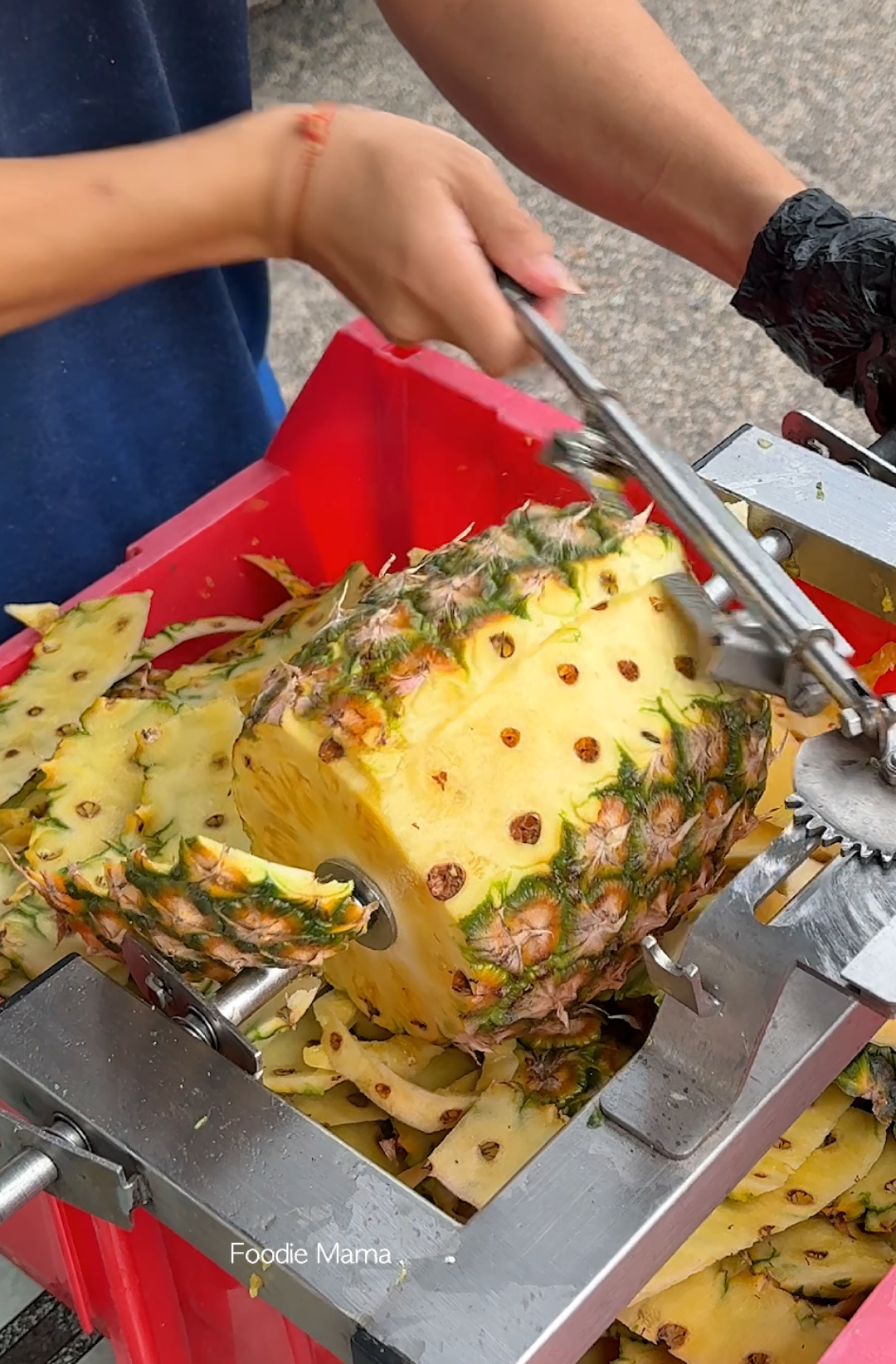 Smart Fruit Cutting Skills - Malaysian Street Food Price : MYR 10 / USD 2 Location : 33, Jalan Seladang, Taman Abad, 80250 Johor Bahru, Johor Darul Ta'zim, malaysian - KSL Monday Night Market #streetfood #malaysia #JohorBahru