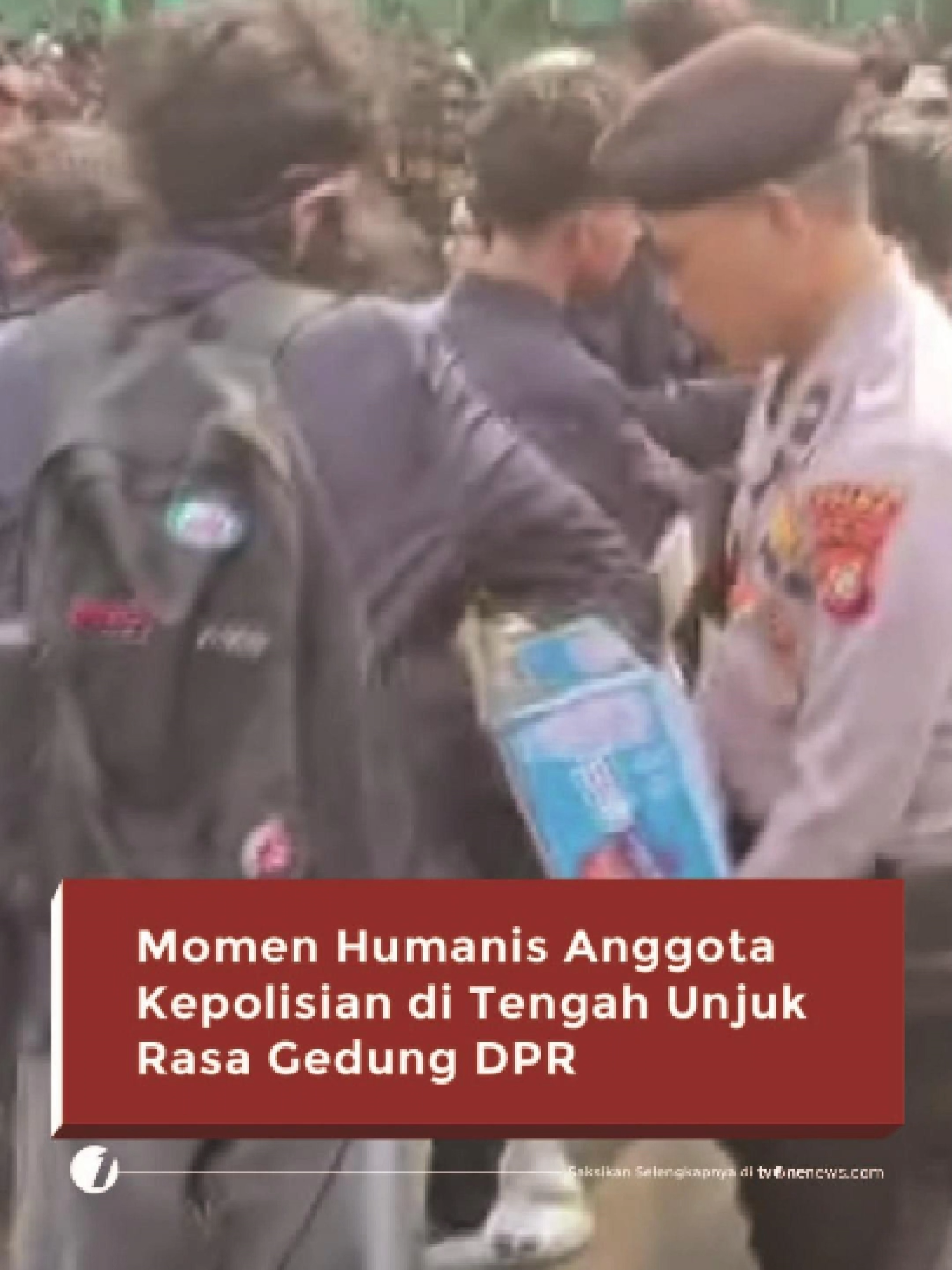 Di tengah aksi unjuk rasa di kawasan Senayan, Jakarta Pusat, Senin (25/8/2025), muncul pemandangan yang menyejukkan.  Sejumlah polisi terlihat membagikan air mineral kepada massa demonstran di Jalan Gerbang Pemuda. Simak video selengkapnya hanya di https://shorturl.bz/xyd #HardNews_Sosial #FlashOne #CariBeritaditvOne #AksiUnjukRasa #Senayan #AirMineral #Demonstran #Polisi #FO02