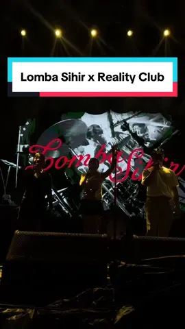 Ga nyangka lagu ‘Andai Saja’ kalau dinyanyiin bareng @Reality Club jadi makin sedih huhu 😭 #MusikDiTikTok #SoundsofSEA #tiktoktainment #RisingOnTikTok #RealityClub