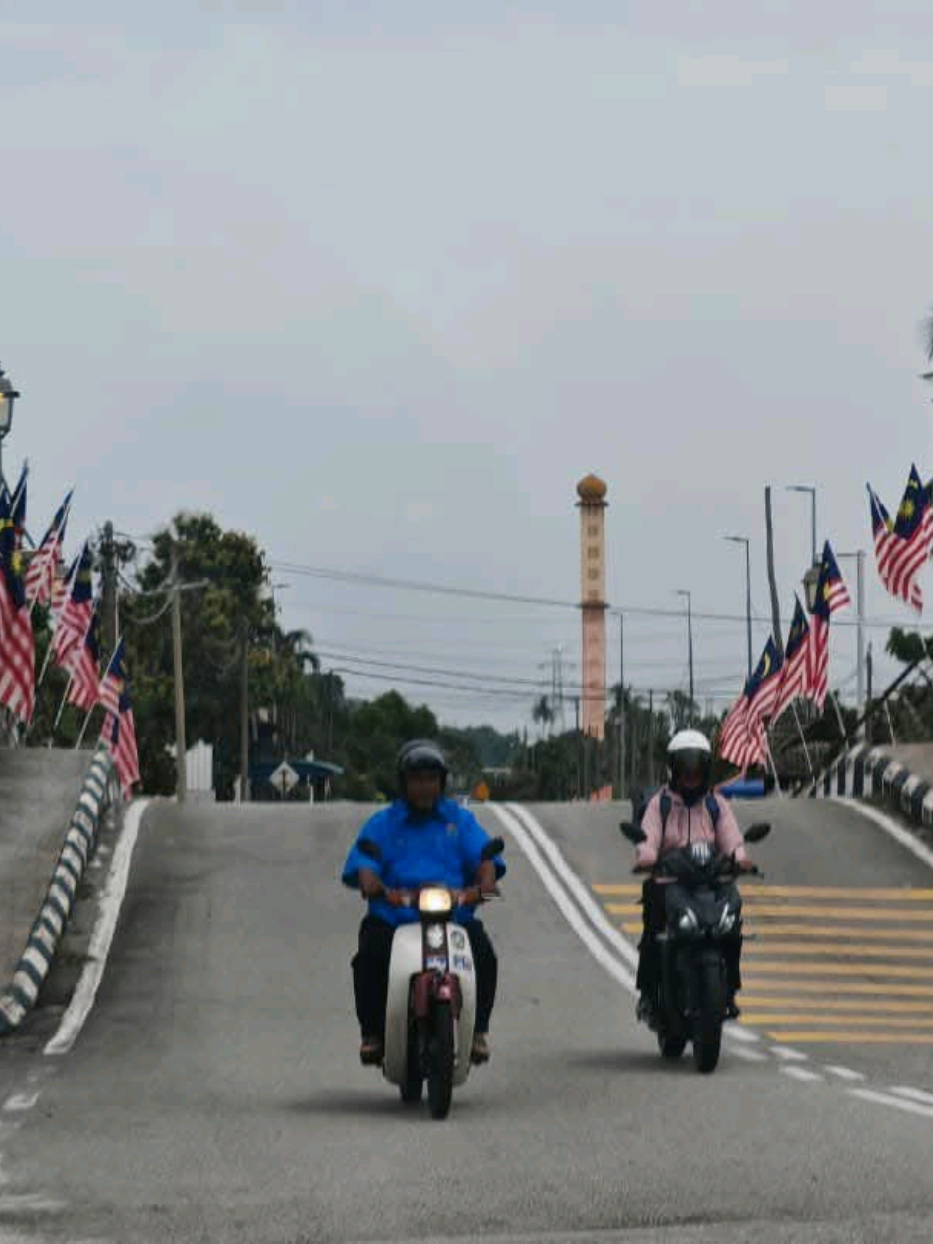 The people of Ipoh are now showing a strong sense of patriotism, with more and more residents proudly flying the Jalur Gemilang at their homes, business premises, vehicles, and surrounding areas as a symbol of love and pride for the country in conjunction with the increasingly felt National Month celebration.