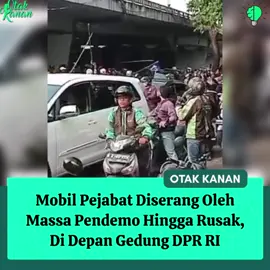 Massa aksi demo 25 Agustus 2025 menyerang mobil pejabat yang sedang lewat di depan gedung DPR/MPR RI, hingga rusak. (Vt/alifnanatea235)