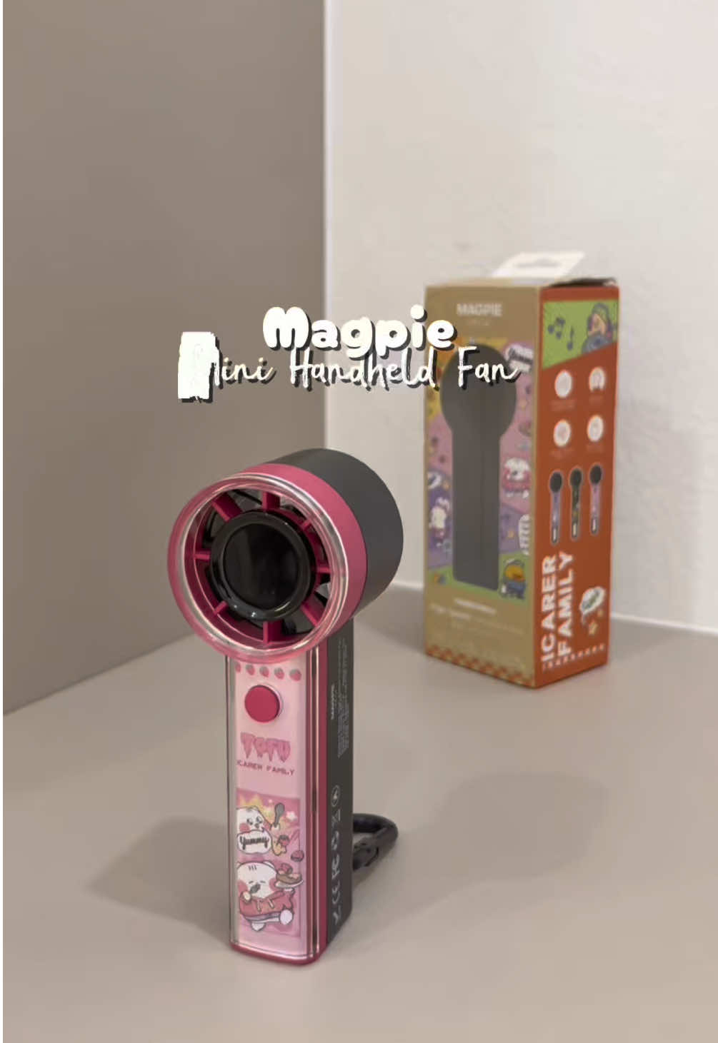Tak tahu nak bagi hadiah apa kat anak, boleh bagi kipas comel ni. Confirm senyum sampai ke telinga yaa 😆 #magpie #magpiefan #handheldfan #kipasmini #kipastangan 