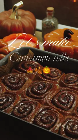 Cinnamon rolls🍁 Ingrediente: -2 ouă  -50 g unt topit  -250 ml lapte călduț  -1 plic drojdie  -o fiolă esență de vanilie -3-4 linguri zahăr  -500 g făină  Pentru umplutură:  150 g unt  Scorțișoară  Zahăr  30 de minute la cuptor la 180 de grade 🍁 #fyp #toamna #autumn #fall #cinnamonroll #reteta #scortisoara 