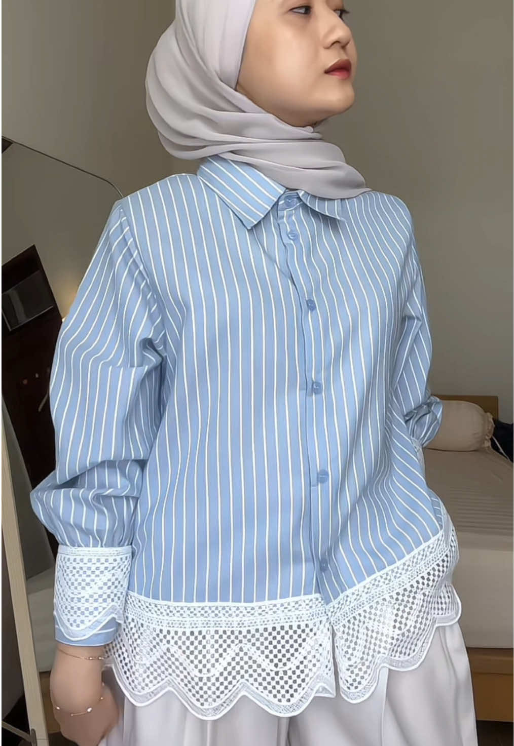 📸fit checkkk ada lace-nyaa, lucu sekalii 🫶🏻 #hijabstyle #ootdhijab #outfitideas #officeoutfit 