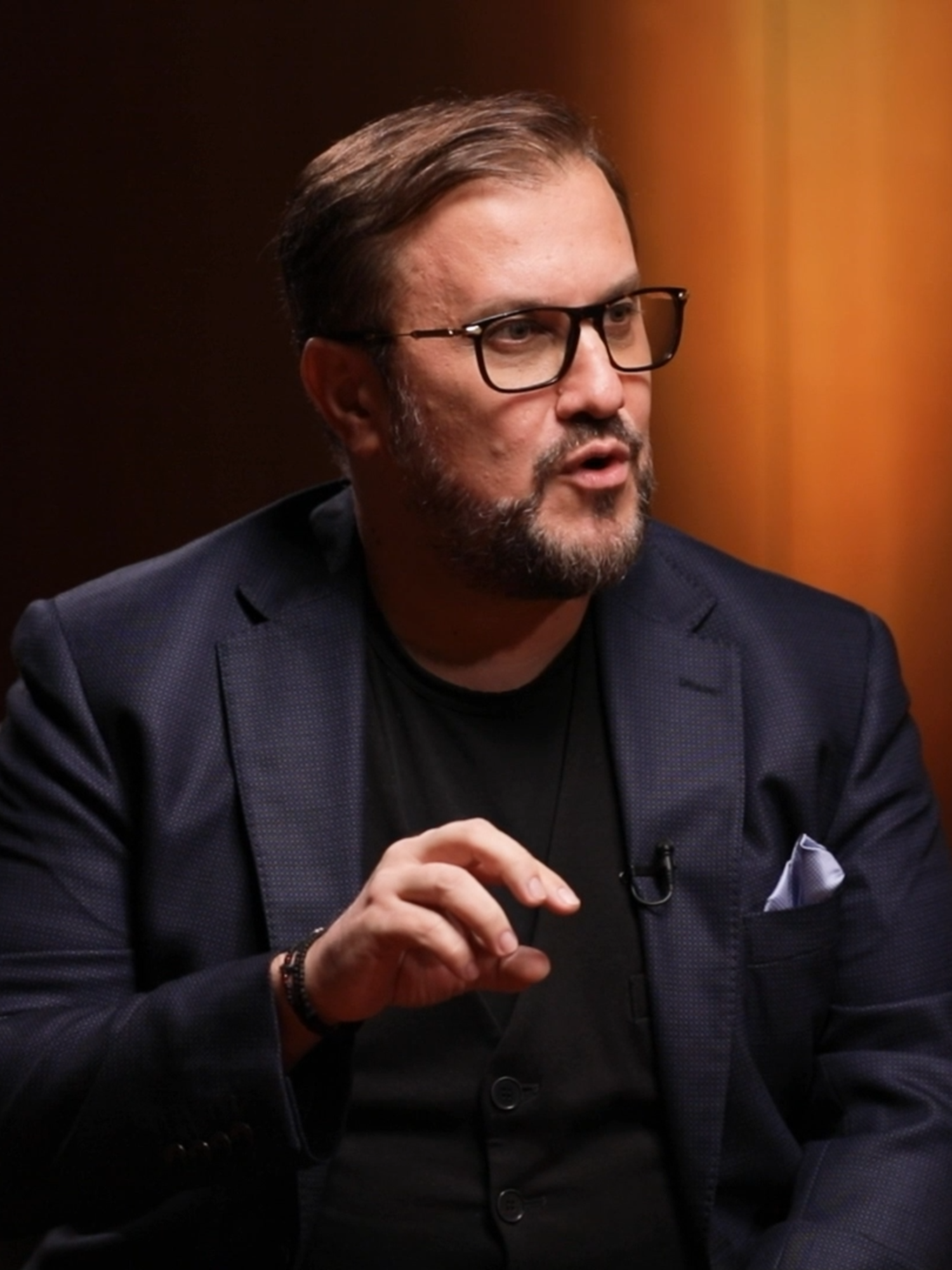 Se vorbește mult astăzi despre „psihologia succesului”. Mulți vin în fața noastră și se dau pe sine drept exemplu: „Uite, eu am reușit, și tu poți!”. Dar întrebarea rămâne: oare toți cei care ascultă pot, în realitate, să devină „de succes”? Adevărul este că succesul nu are o rețetă universală. Nu e o formulă matematică ce funcționează identic pentru fiecare. Mai degrabă, succesul începe să prindă contur atunci când ai curajul să-ți faci eșecul prieten. Când nu mai fugi de el, când nu-l mai ascunzi, ci îl așezi alături de tine ca pe un învățător. Nu eșecul îți închide drumurile, ci frica de a privi în ochi lecțiile lui. Succesul nu este un „premiu” rezervat câtorva, ci un proces prin care fiecare poate deveni mai bun, mai autentic, mai întreg. Vă invităm să urmăriți și alte răspunsuri alături de Lect. Univ. Cristian Manea, psihoterapeut: https://tinyurl.com/2wd6bpd8 #PsihologiesiDuhovnicie #succes #secret #esec #TRINITASTV